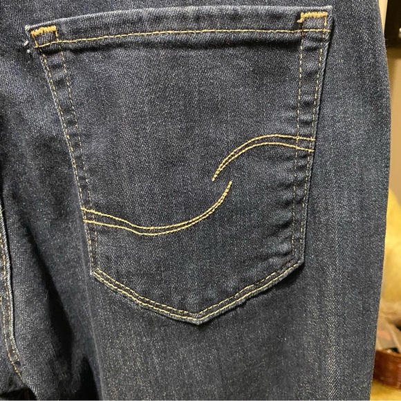 Levi’s Mid Rise Dark Wash Capri Jeans Size 6 - Picture 5 of 7